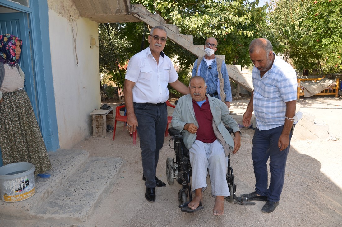 BAŞKAN SITKI POLAT` TAN ENGELLİ KİŞİYE TEKERLEKLİ SANDALYE BAĞIŞI