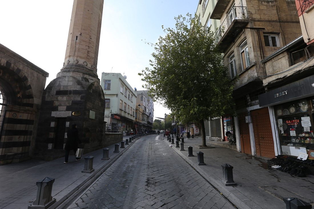 BÜYÜKŞEHİR BELEDİYESİ HAMDİ KUTLAR CADDESİ’NDE ONARIM ÇALIŞMASI BAŞLATIYOR