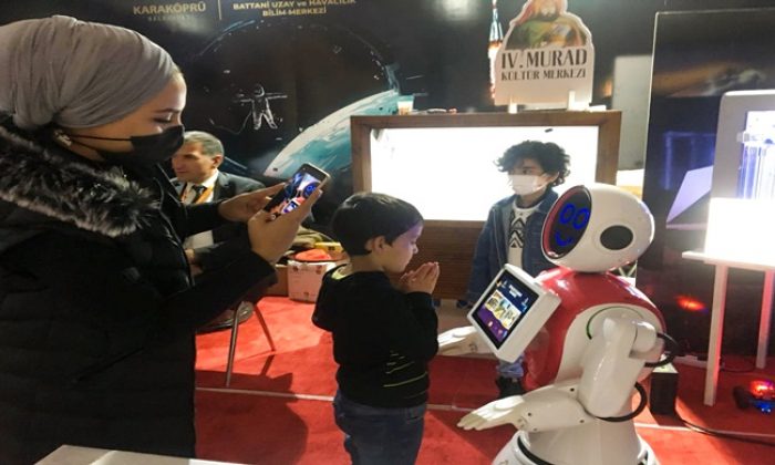 KARAKÖPRÜ’LÜ MİNİ ADA ROBOT FESTİVALİN GÖZDESİ OLDU