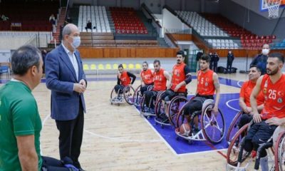 Cumhurbaşkanı Ersin Tatar, KKTC Tekerlekli Sandalye Basketbol Takımı ile Türkiye Cumhuriyeti TSK Tekerlekli Sandalye Basketbol Takımı arasında oynanan lig maçını izledi