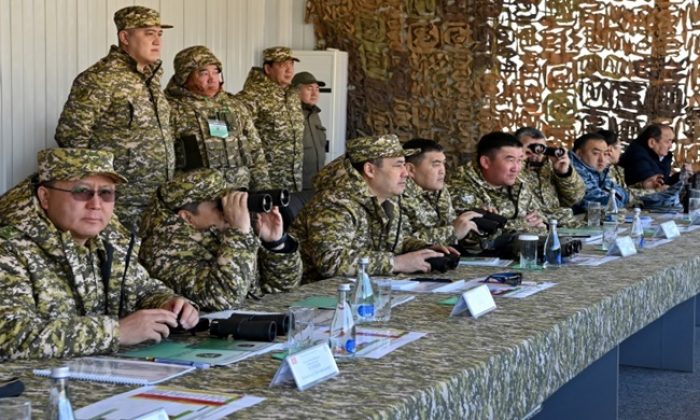 Президент Садыр Жапаров понаблюдал за ходом специальных тактических учений «Калкан — 2022»
