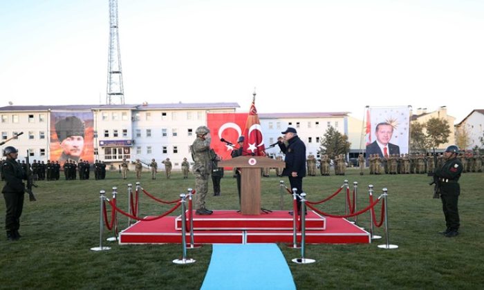 Millî Savunma Bakanı Hulusi Akar, Cumhurbaşkanımız Sn. Erdoğan Adına 3’üncü Topçu Alay Komutanlığına Sancak Tevdi Etti