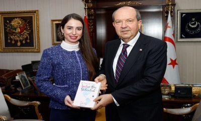 İpek Akol, Cumhurbaşkanı Ersin Tatar’a kitabını takdim etti