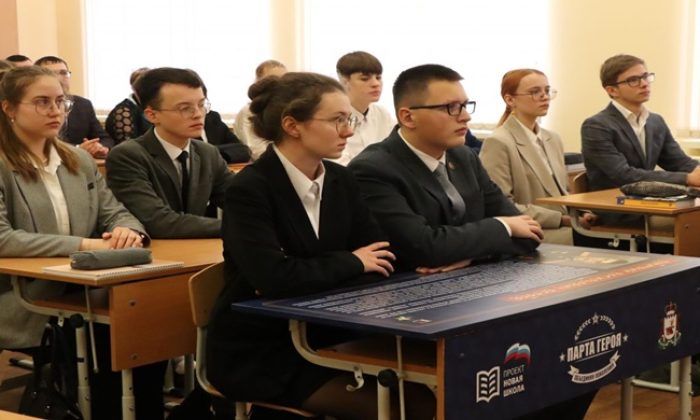 “Birleşik Rusya” Smolensk’te SVO katılımcısının onuruna bir Kahraman Masası açtı