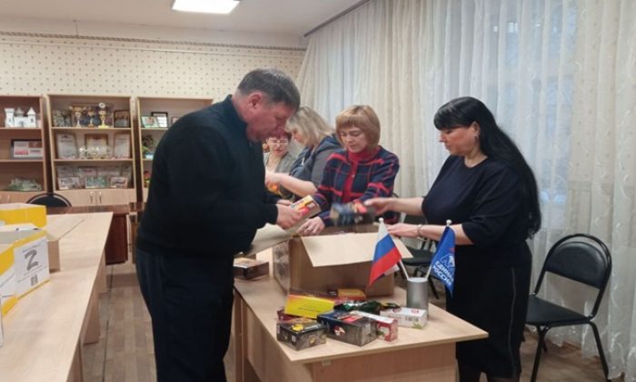 Yeni Yıl arifesinde Birleşik Rusya yalnız yaşlılar için bir hediye koleksiyonu düzenliyor