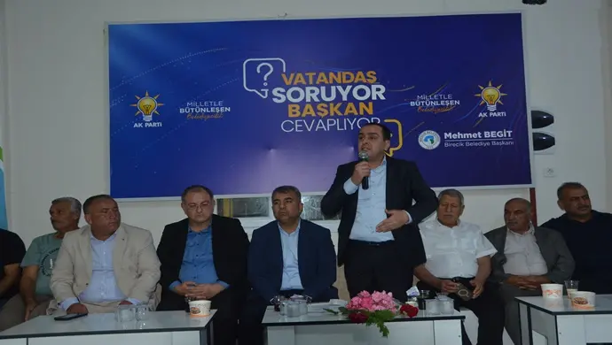 Birecik Belediye Başkanı Mehmet Begit, “Vatandaş Soruyor, Başkan Cevaplıyor” programı kapsamında Bağlarbaşı Mahallesinde hemşehrileriyle buluştu