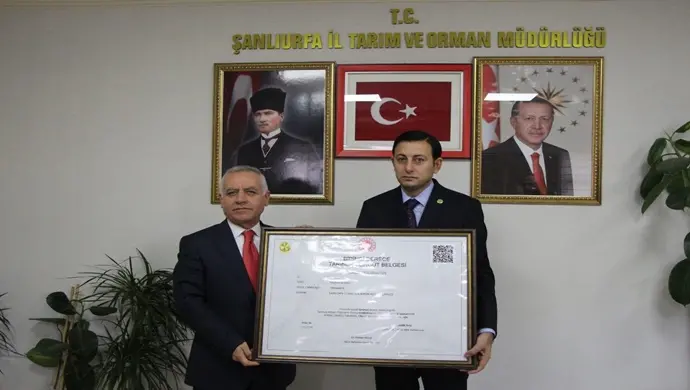 BAŞKAN HASAN EYYÜPOĞLU ‘NA 1. DERECE ÖRGÜT BELGESİNİ İL MÜDÜRÜ MEHMET SALİH SÖĞÜT TAKDİM ETTİ