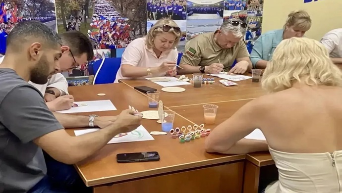 В штабе общественной поддержки «Единой России» в Санкт-Петербурге активистов научили изготовлению традиционной народной игрушки